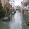 Strada allagata dopo un'esondazione con auto sommerse