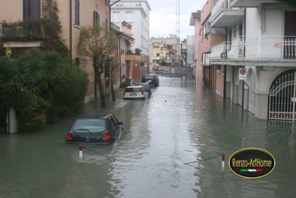 Strada allagata dopo un'esondazione con auto sommerse