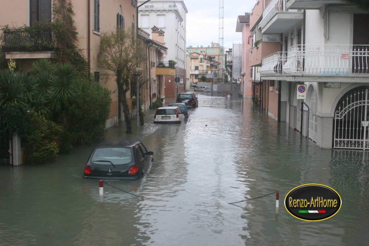 Strada allagata dopo un'esondazione con auto sommerse