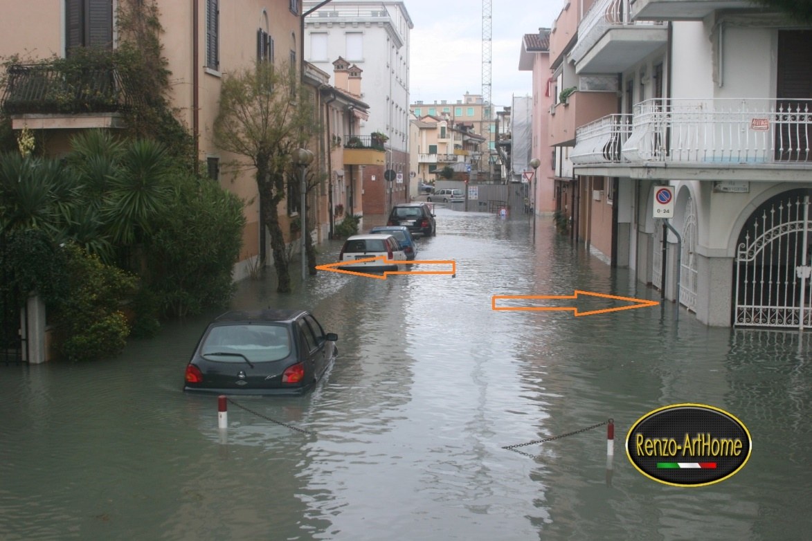 Strada allagata nella zona del caso studio con indicazioni del flusso dell'acqua