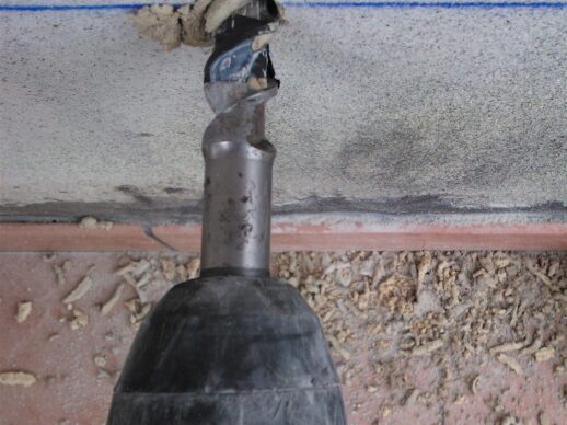 barriera-chimica-foratura La foratura della muratura lungo la linea tracciata per la barriera chimica