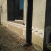 La linea di iniettori alla base del muro per la barriera chimica contro l'umidità di risalita