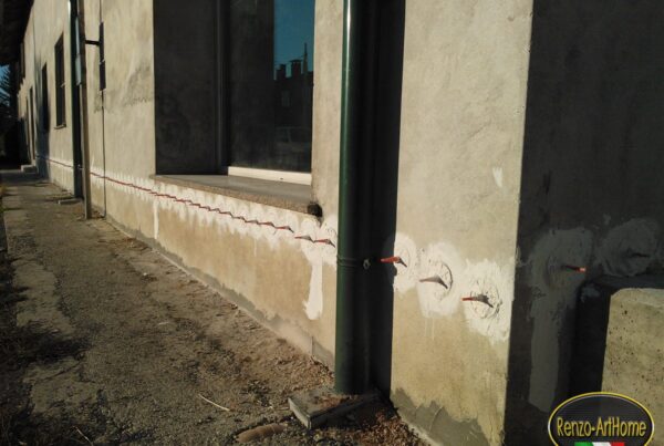 La linea di iniettori alla base del muro per la barriera chimica contro l'umidità di risalita