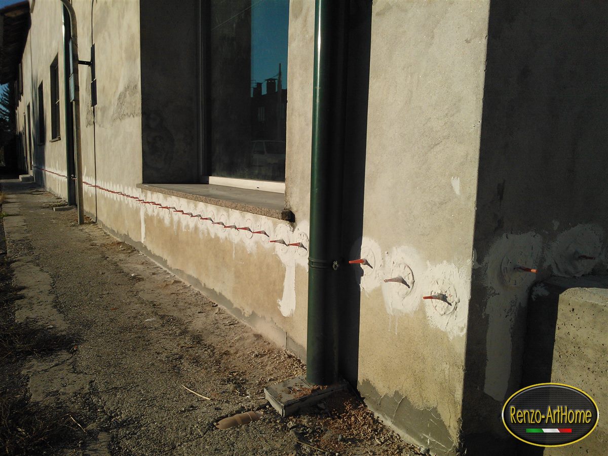 La linea di iniettori alla base del muro per la barriera chimica contro l'umidità di risalita
