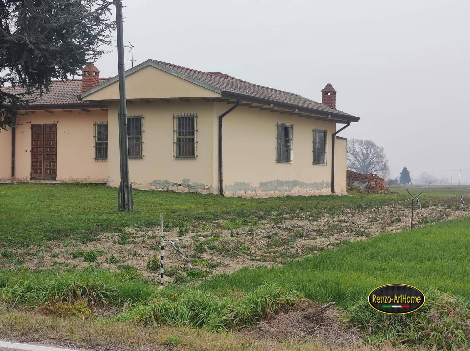 Casa di campagna con il piano finito alla quota del terreno e la fascia bassa di intonaco degradata su tutti i fronti