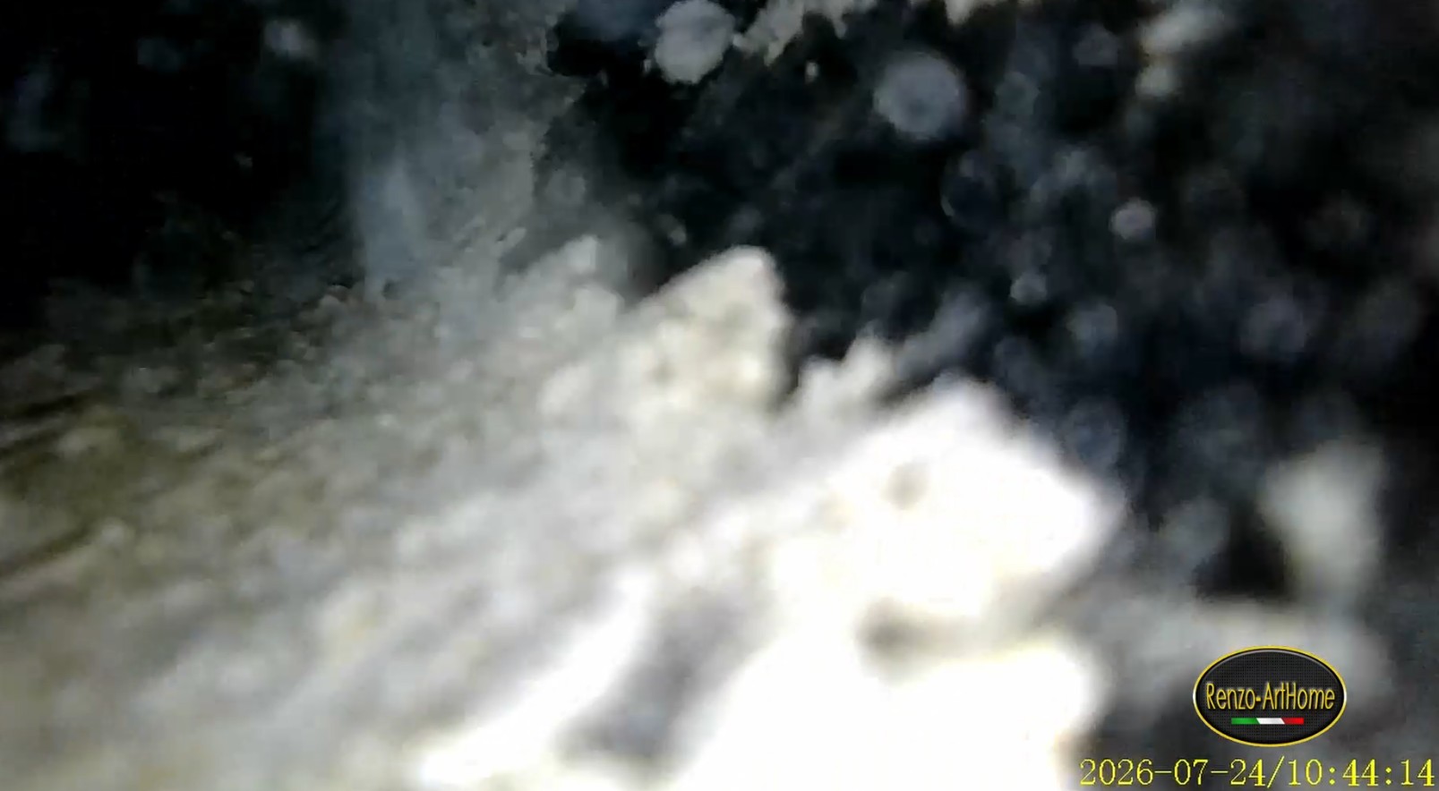 Depositi biancastri e duri sul fondo del corrugato