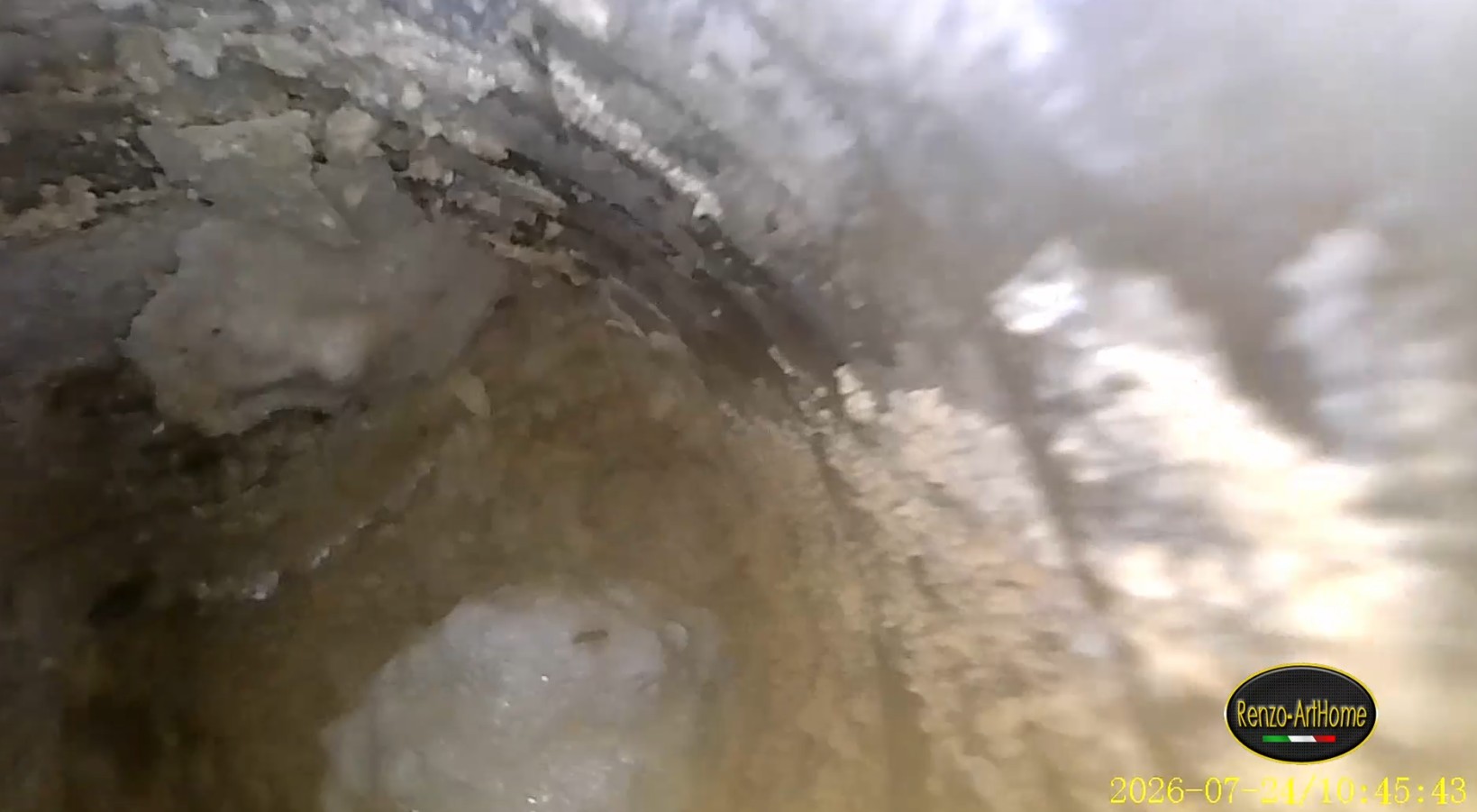 Incrostazioni biancastre lungo le onde del corrugato