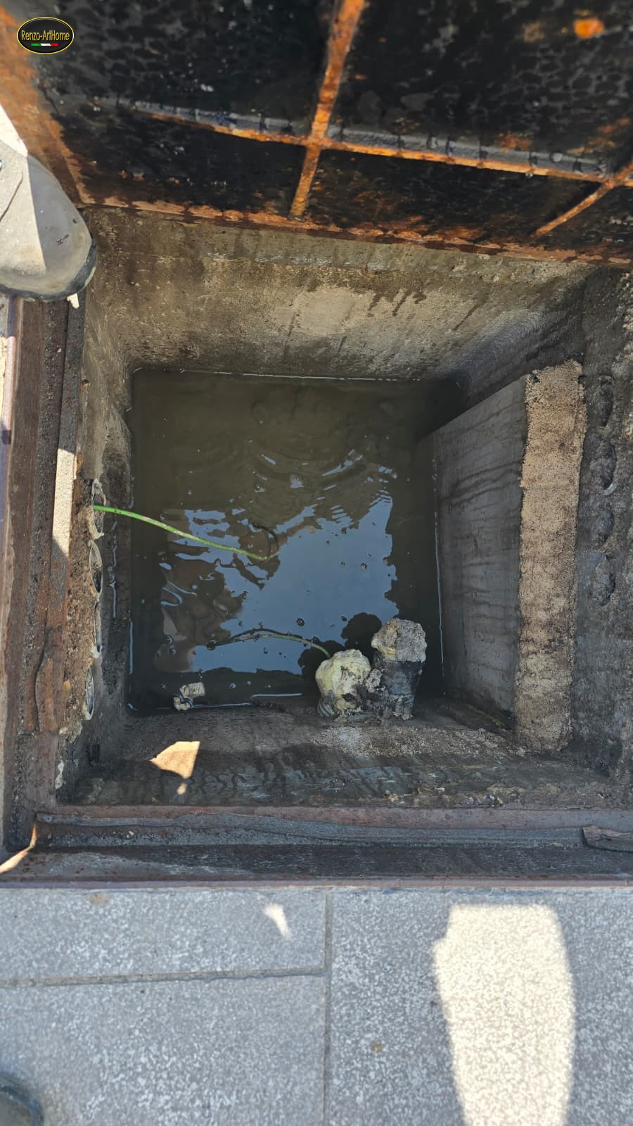 Il pozzetto di monte aperto, con acqua ferma sul fondo in assenza di pioggia