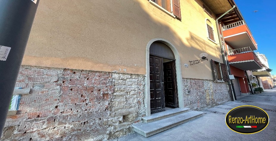 Facciata con la fascia bassa liberata dalle malte