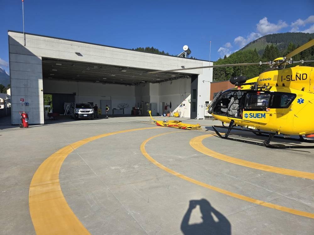 panoramica dell'eliporto, con l'hangar aperto e la piazzola