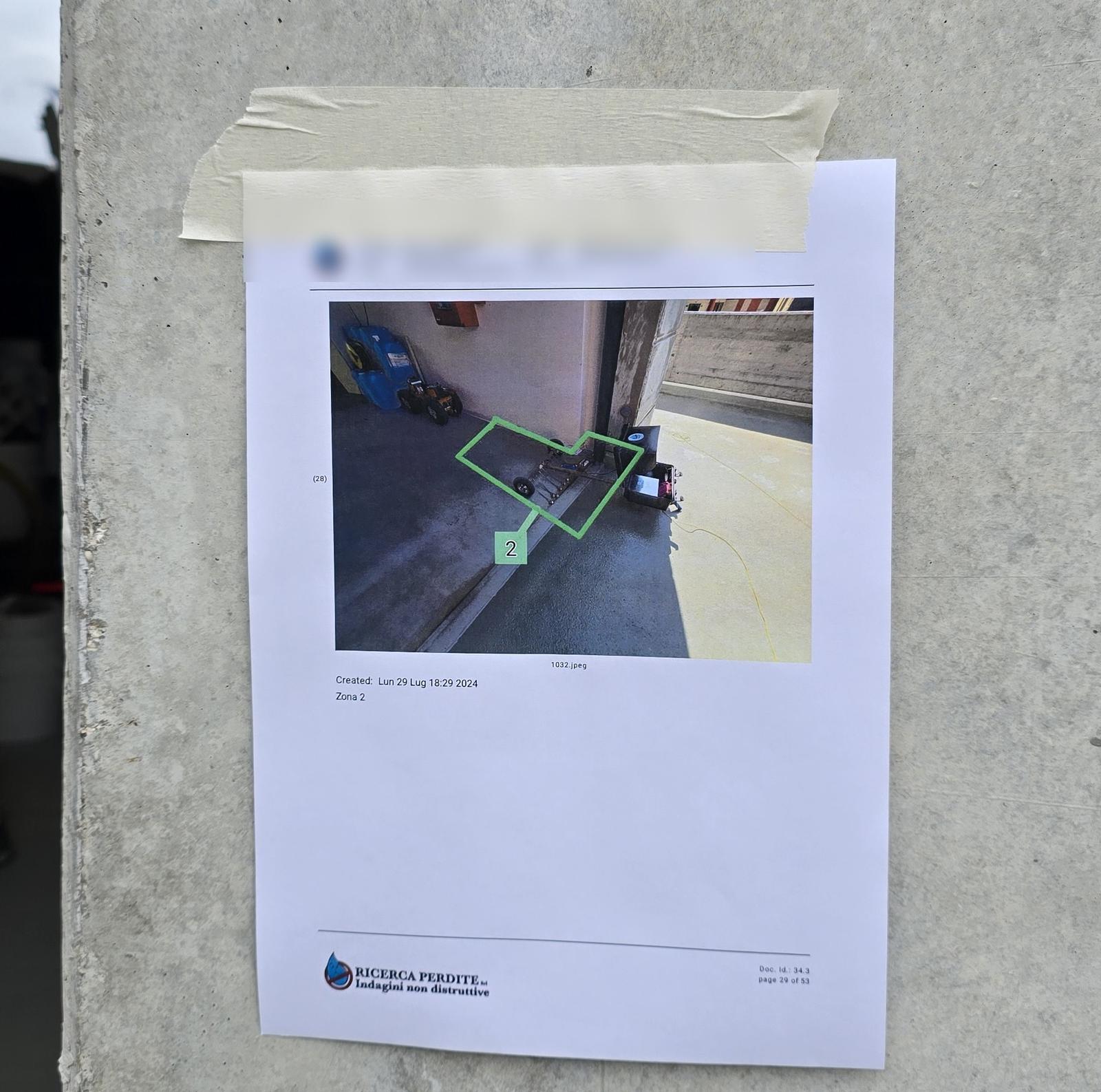una pagina della relazione appesa al muro in cantiere