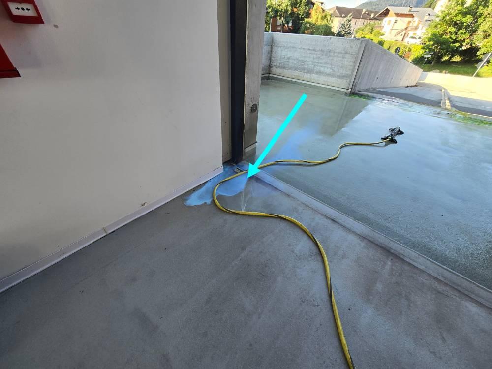prova con tracciante blu alla base del pilastro