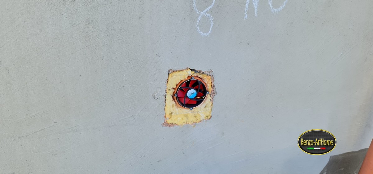 Estrattore d'aria installato sulla parete per la ventilazione del vespaio
