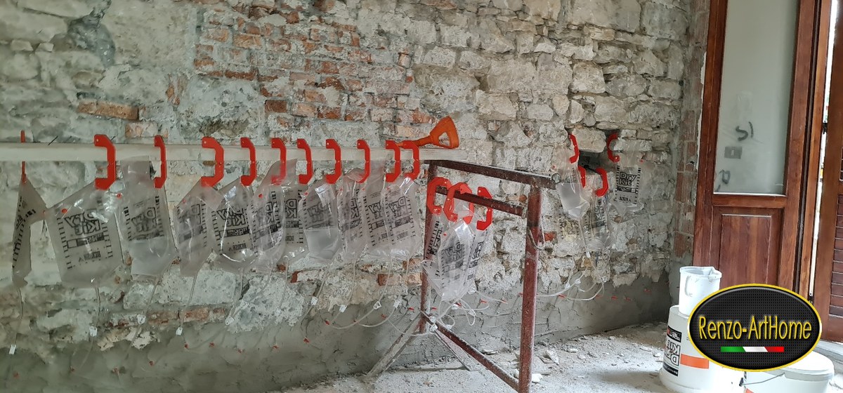Sacche di iniezione a lento assorbimento appese alla muratura