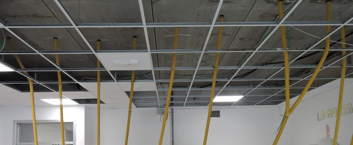 Tubi di insufflaggio di aria secca nel plenum di un controsoffitto