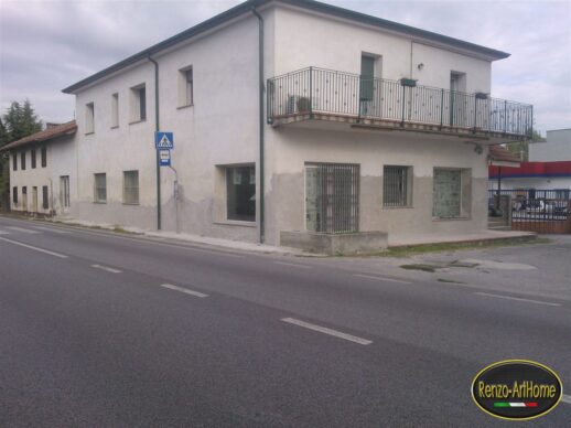 intonaco-macroporoso-facciata La facciata con la malta macroporosa applicata sulla fascia bassa