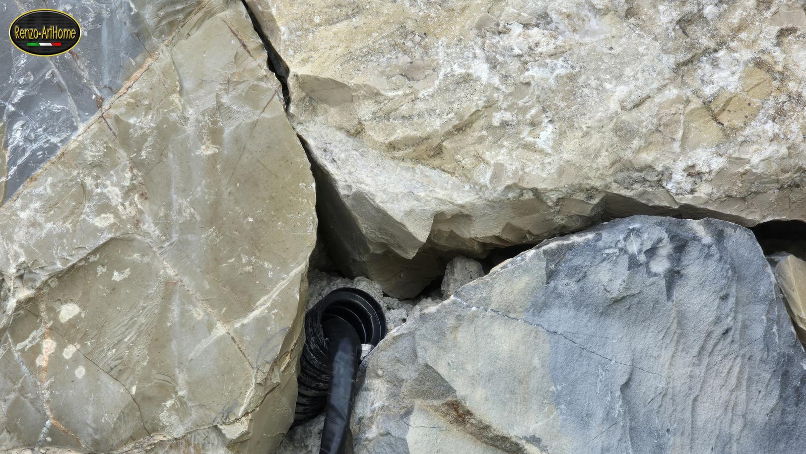 corrugato non sigillato nella parete in pietra