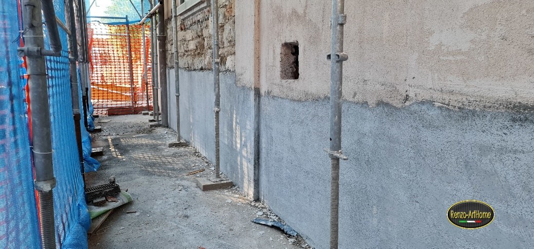 Malta impermeabile stesa alla base della facciata