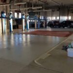 Pavimento in resina in officina con ponti sollevatori