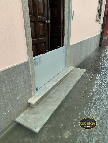 Paratia mobile installata su una porta d'ingresso durante un allagamento