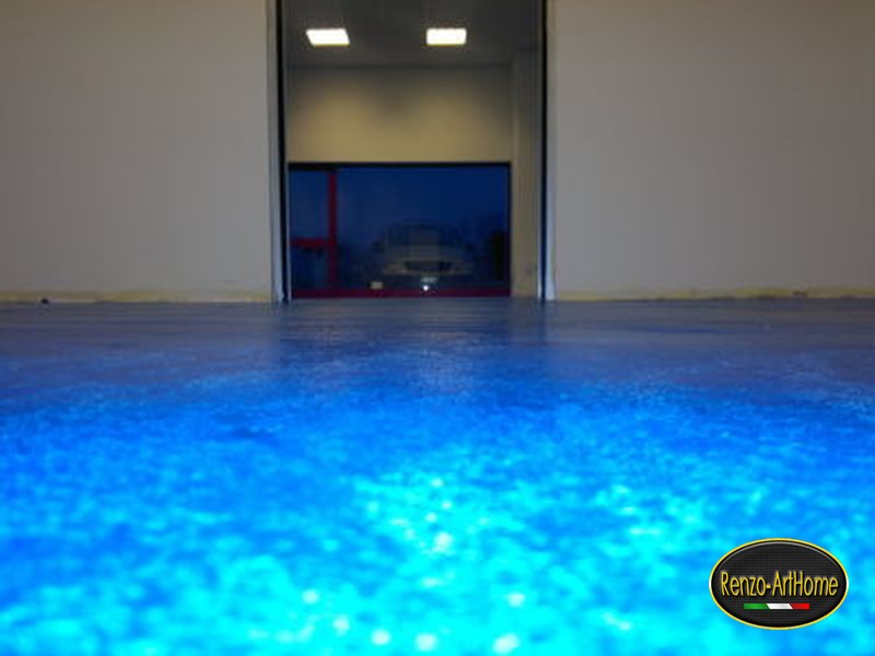 Il dettaglio controluce a lavoro finito: la profondità dell'effetto acqua sotto la finitura trasparente.