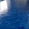 Pavimento in resina blu effetto antico nella lavanderia