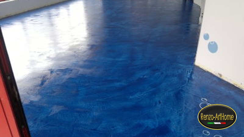 Pavimento in resina blu effetto antico nella lavanderia