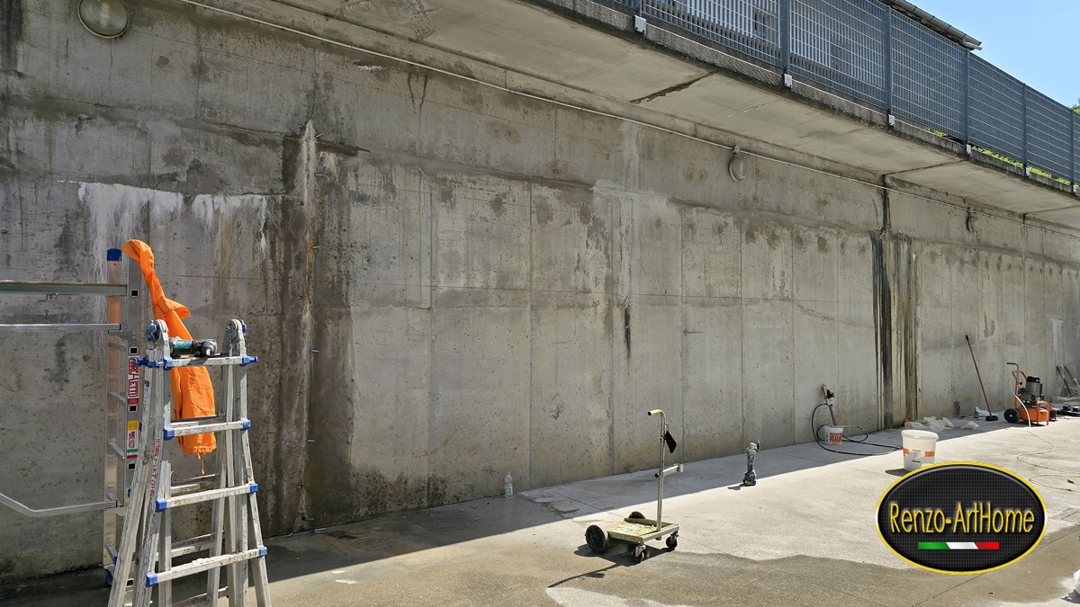 Il cantiere su un muro contro terra: gli iniettori montati lungo la ripresa di getto che percolava.