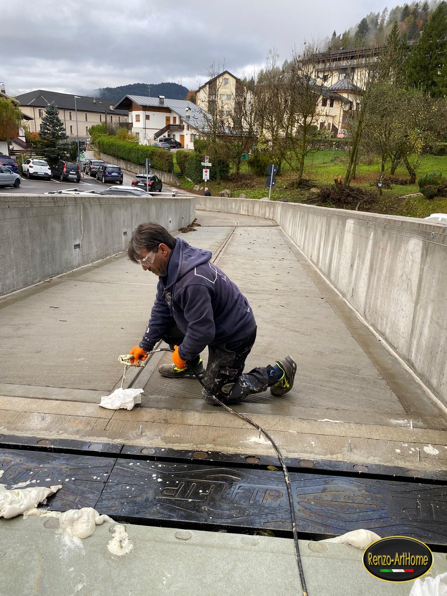 Stesso principio su un giunto di dilatazione all'aperto: si lavora inseguendo l'acqua, non demolendo.