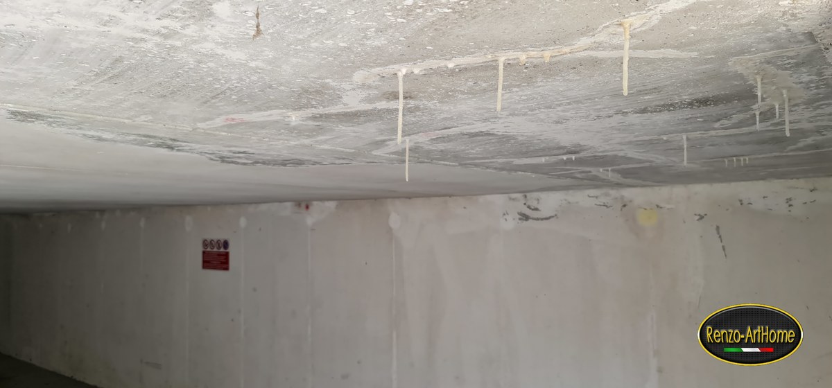 Lo stesso quadro visto dall'intradosso: lesione o ripresa di getto con percolazione, e il calcare che cola. Un giunto che andava trattato.
