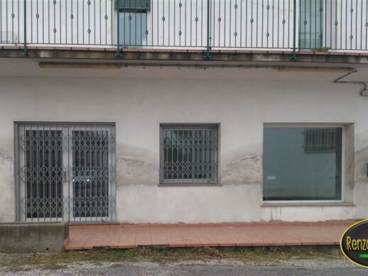 risalita-capillare-prima-intervento La fascia di umidità di risalita alla base della facciata prima dell'intervento