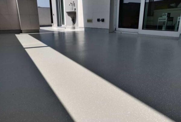 Un terrazzo finito a membrana continua con semina antiscivolo