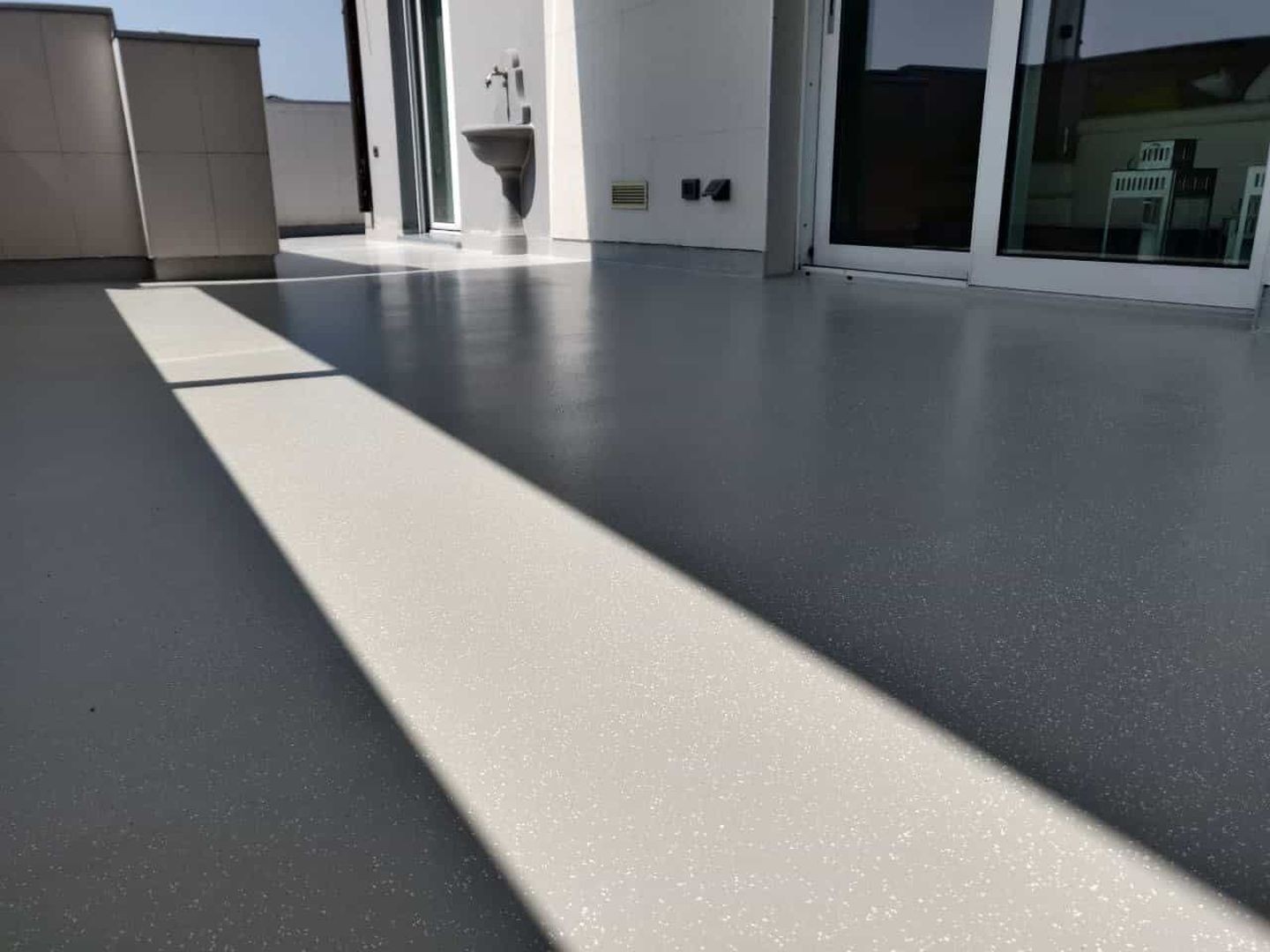 Un terrazzo finito a membrana continua con semina antiscivolo