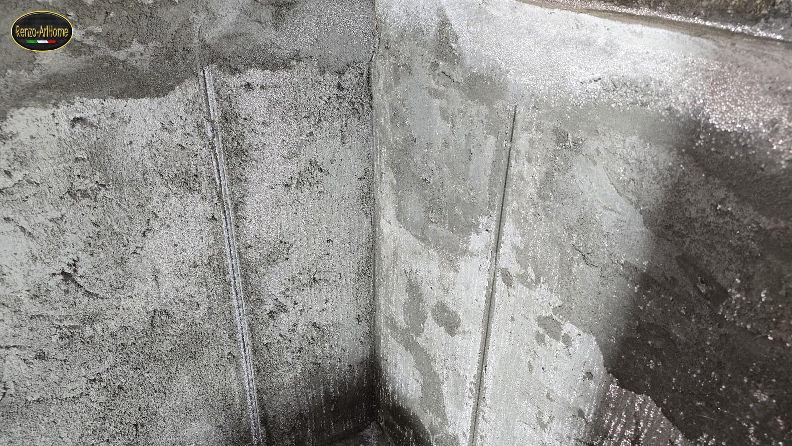 Il velo di condensa imperla le pareti controterra di una taverna in risanamento