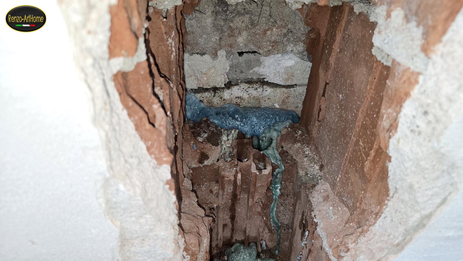 Dalla breccia della scala la resina espansa nella camera