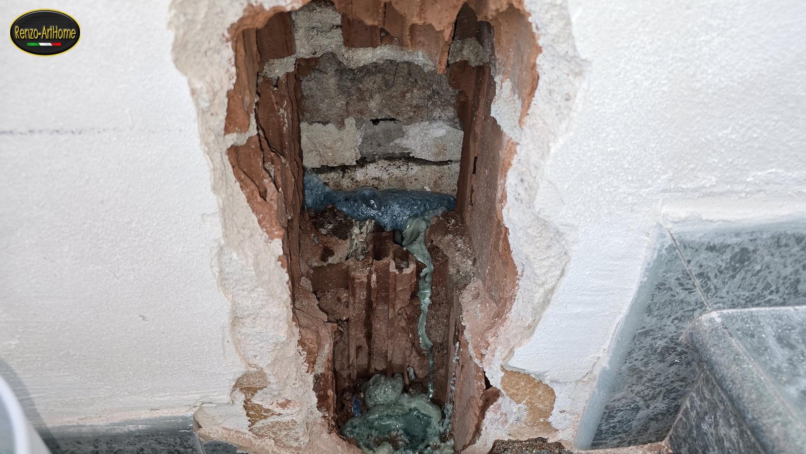 La breccia della scala con la resina al lavoro dentro la camera