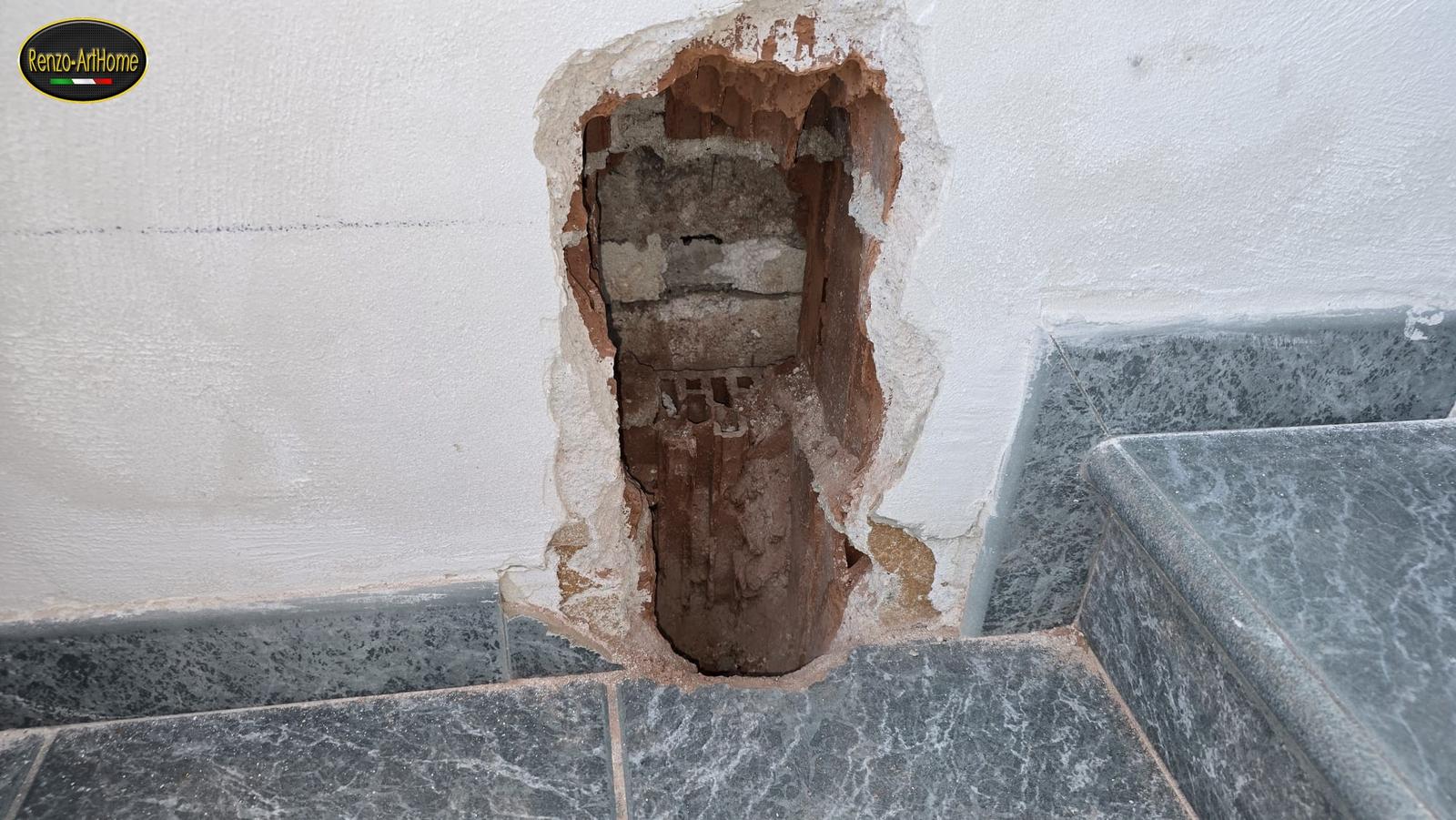 La breccia nell'intonaco alla base della scala, aperta nel nostro muro in poroton