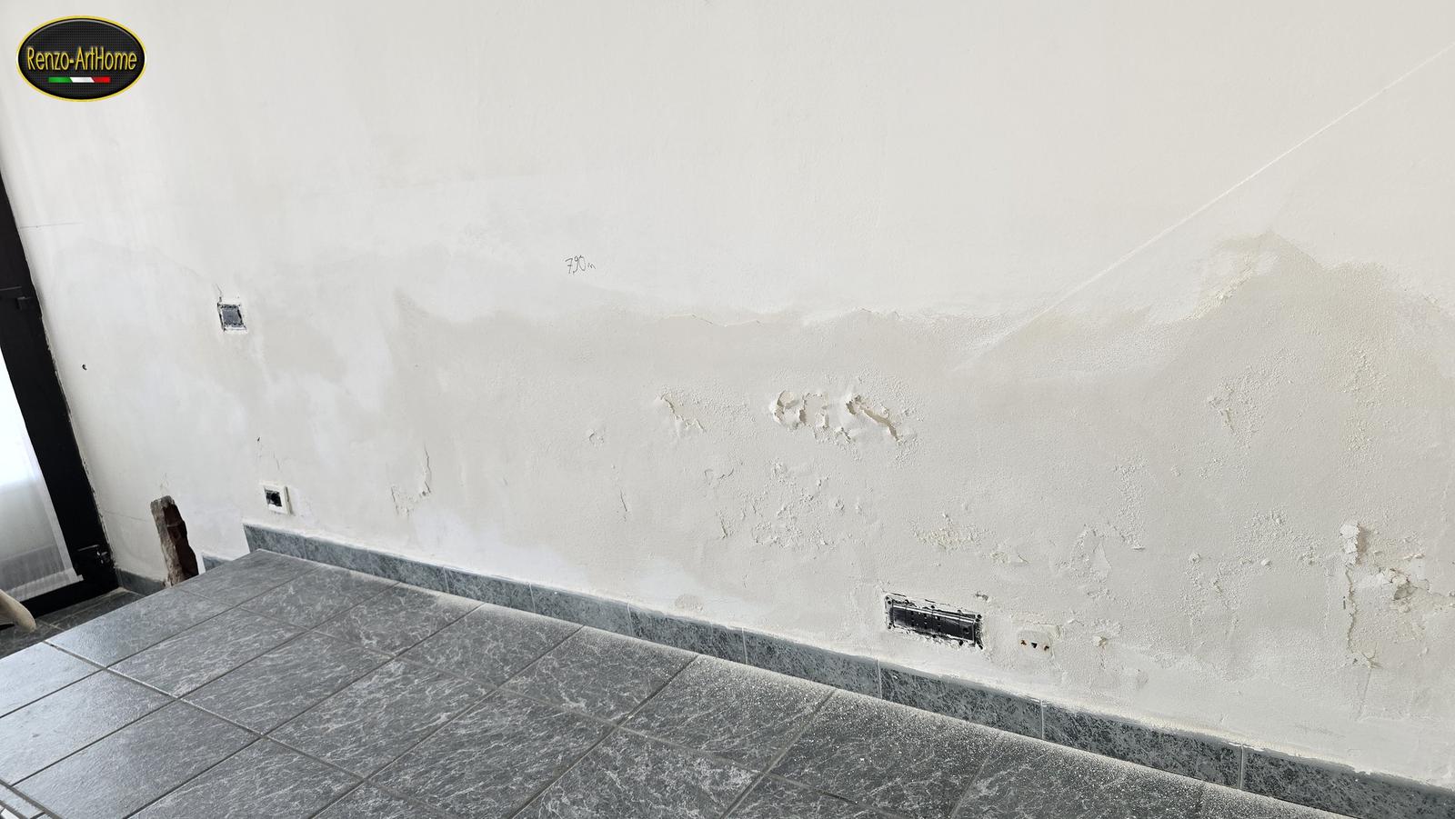 Un'altra parete del cantiere con la fascia di degrado continua alla base