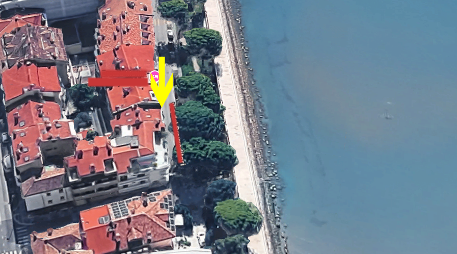 La situazione dall'alto: il mare, la diga, la strada e l'edificio segnato dalla freccia