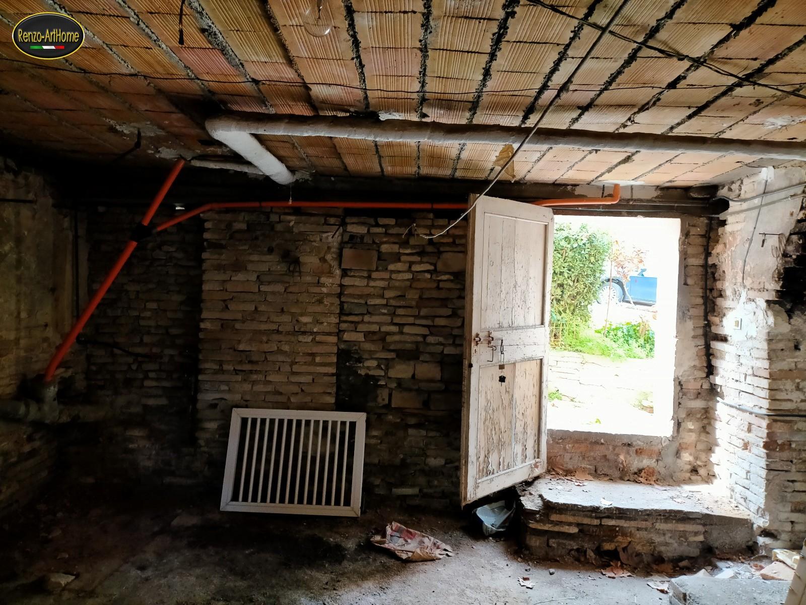 la porta d'ingresso vista dall'interno