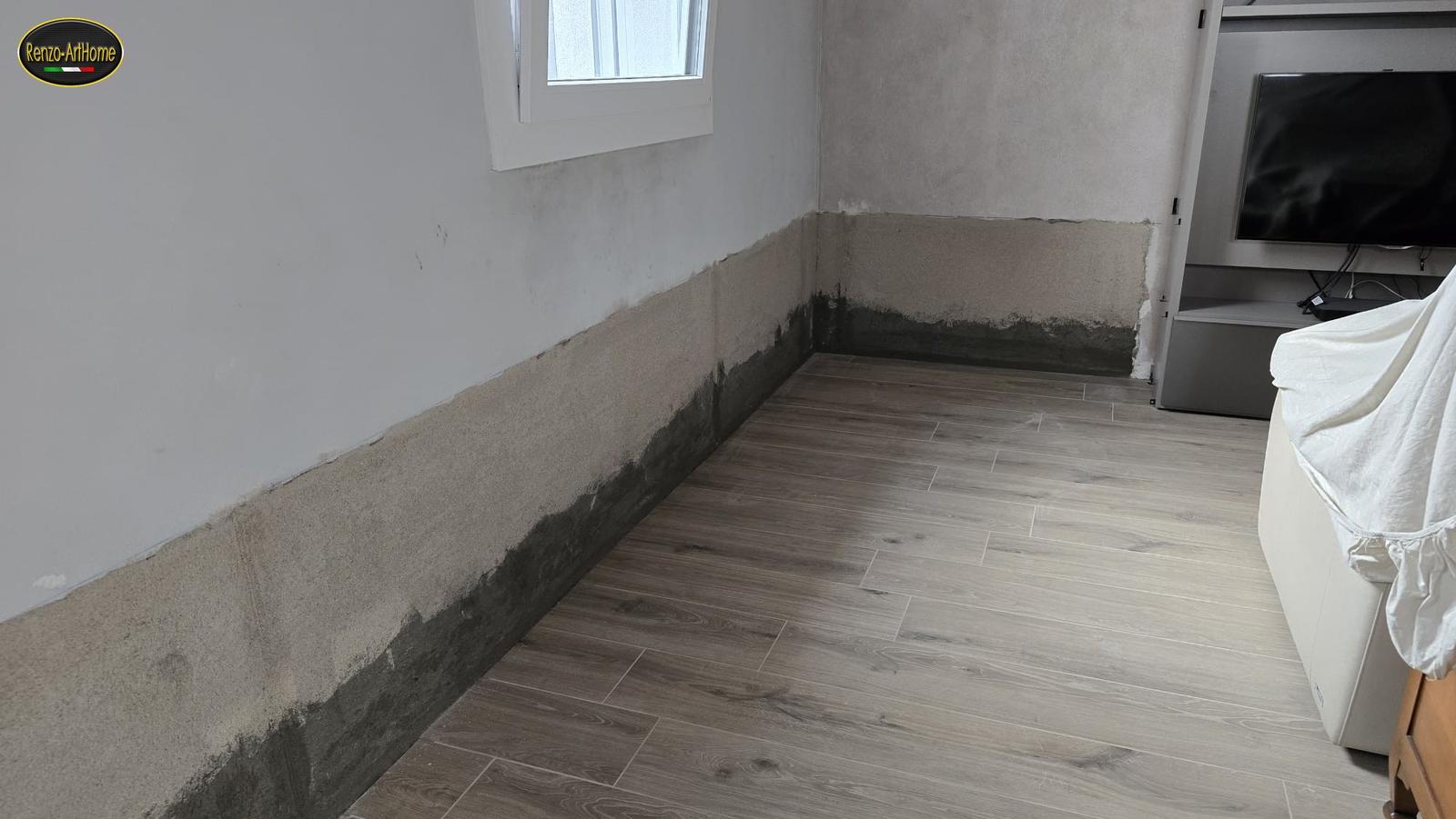 La stessa fascia impermeabilizzata al piede, continua lungo la parete