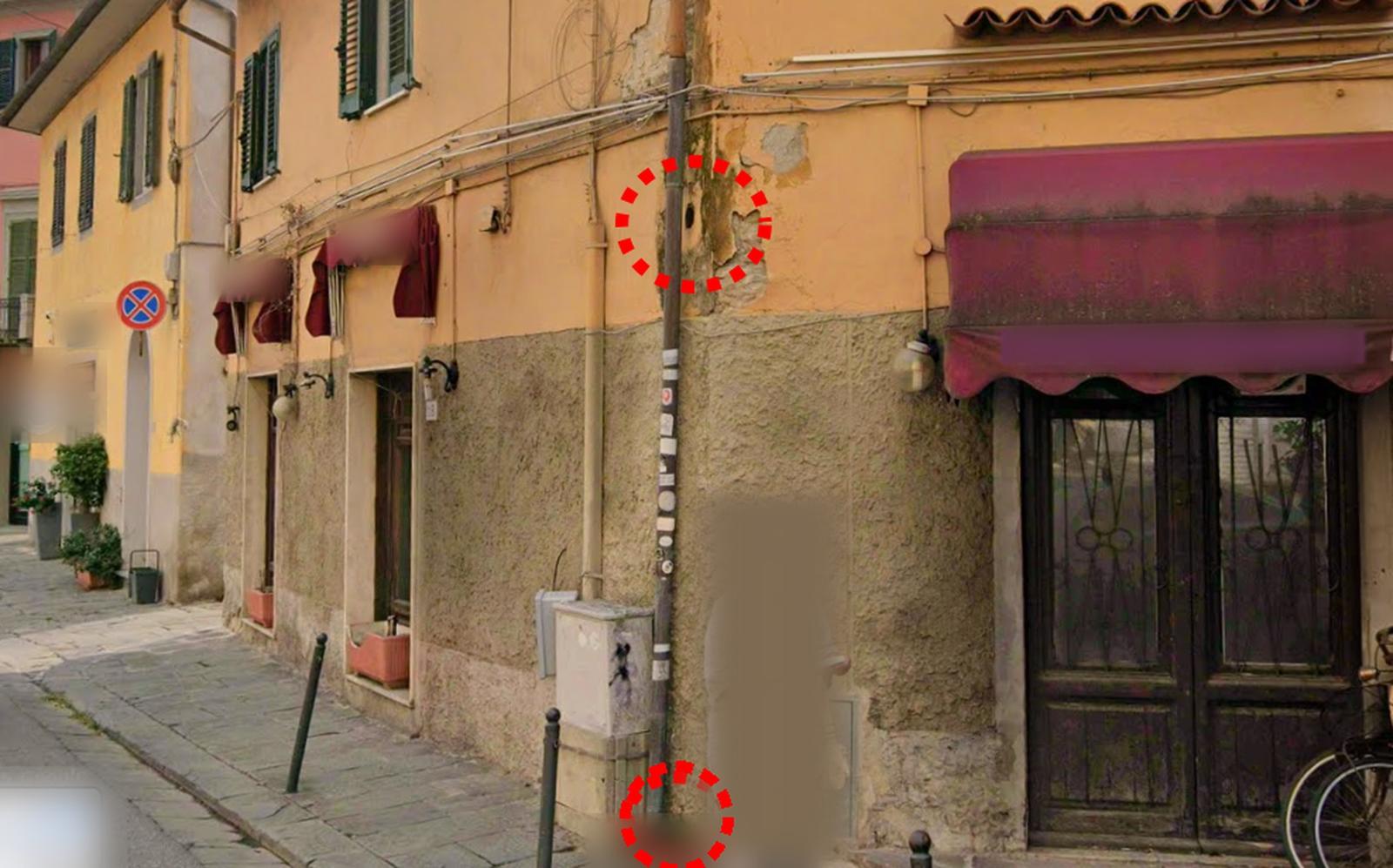 Pluviale portato all'esterno con il foro dell'innesto vecchio e il buco di scarico ancora aperti nel muro