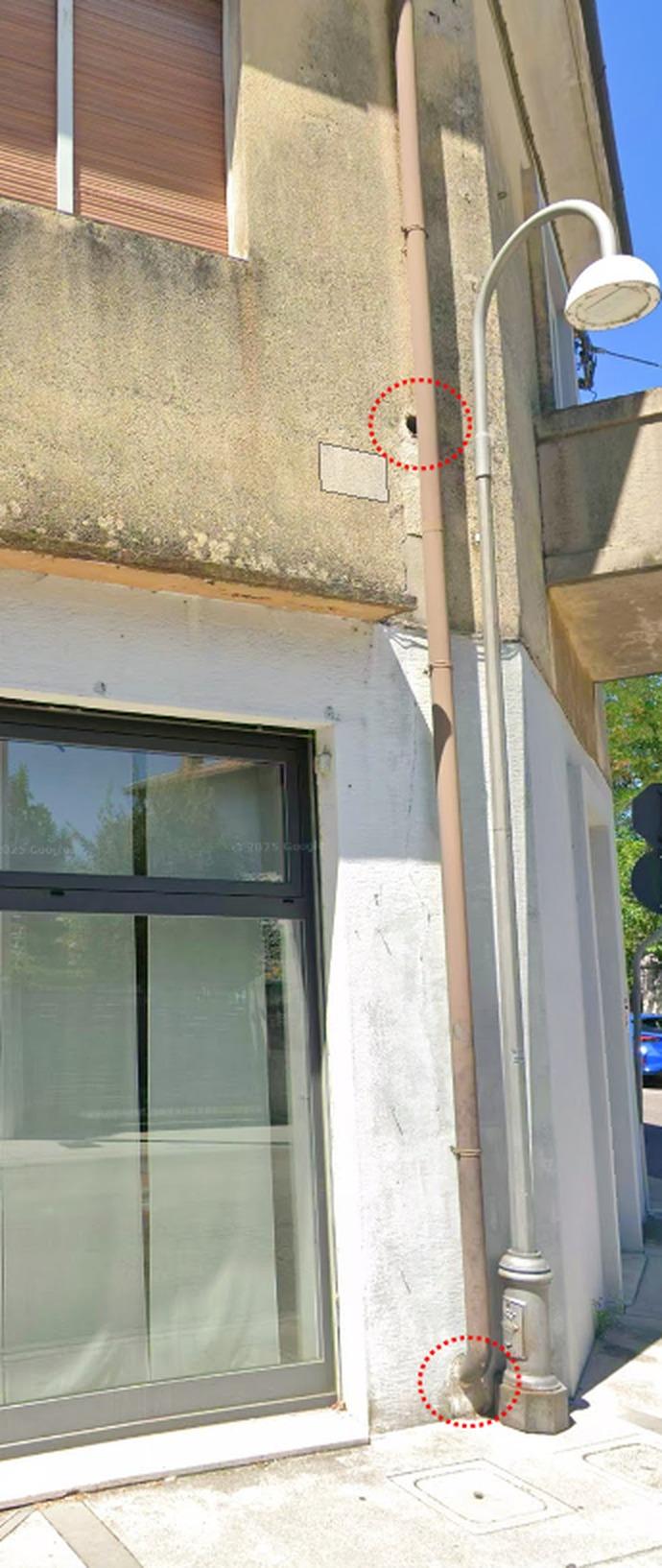 Facciata d'angolo con il foro superiore non sigillato e l'innesto del tubo nuovo sul vecchio tratto interno