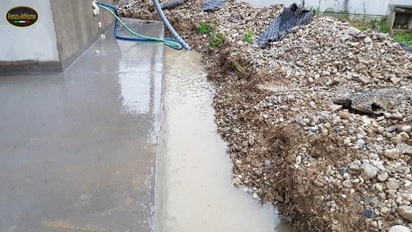 La trincea di scavo lungo la platea, con l'acqua affiorante dal terreno argilloso: il carico d'acqua di cui parla questo articolo, fotografato
