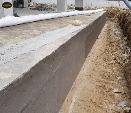 Il cordolo impermeabilizzato per tutto lo sviluppo, pronto per il drenaggio e il rinterro