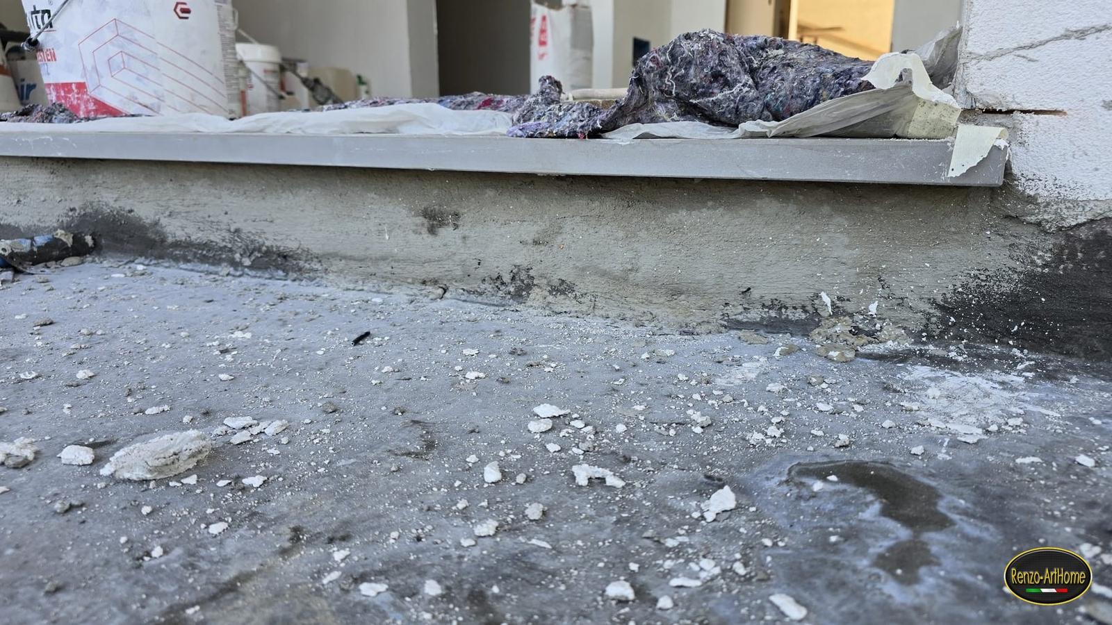 Soglia già posata sul letto in sabbia e cemento, con la testa del letto ancora nuda sotto lo spessore della lastra