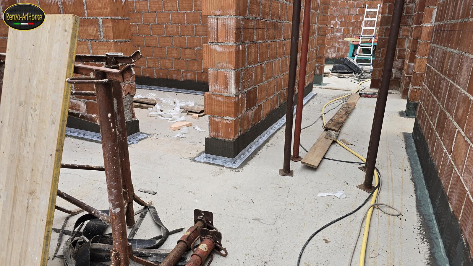 Perimetro delle murature con la fascia impermeabile sul piede e il raccordo posato sul piano
