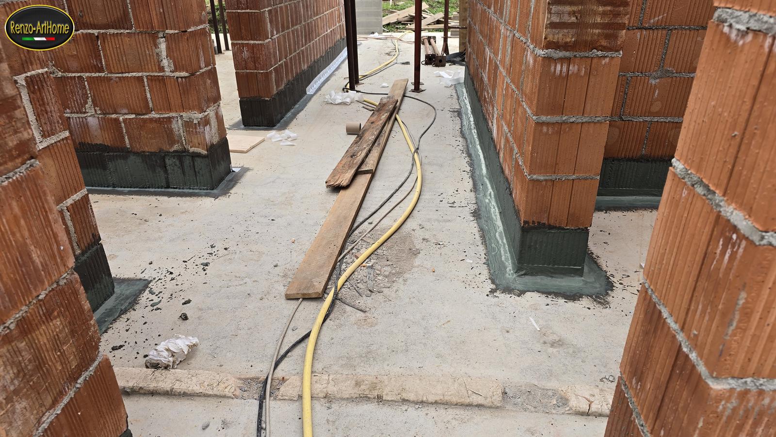 Spallette di un vano porta con la fascia impermeabile risvoltata attorno