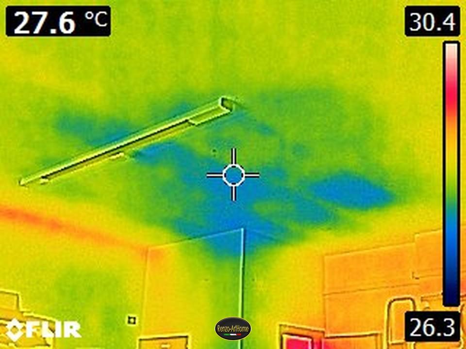 Il soffitto sotto il bagno che perde visto con la termocamera: la zona fredda in blu dove l'acqua evapora