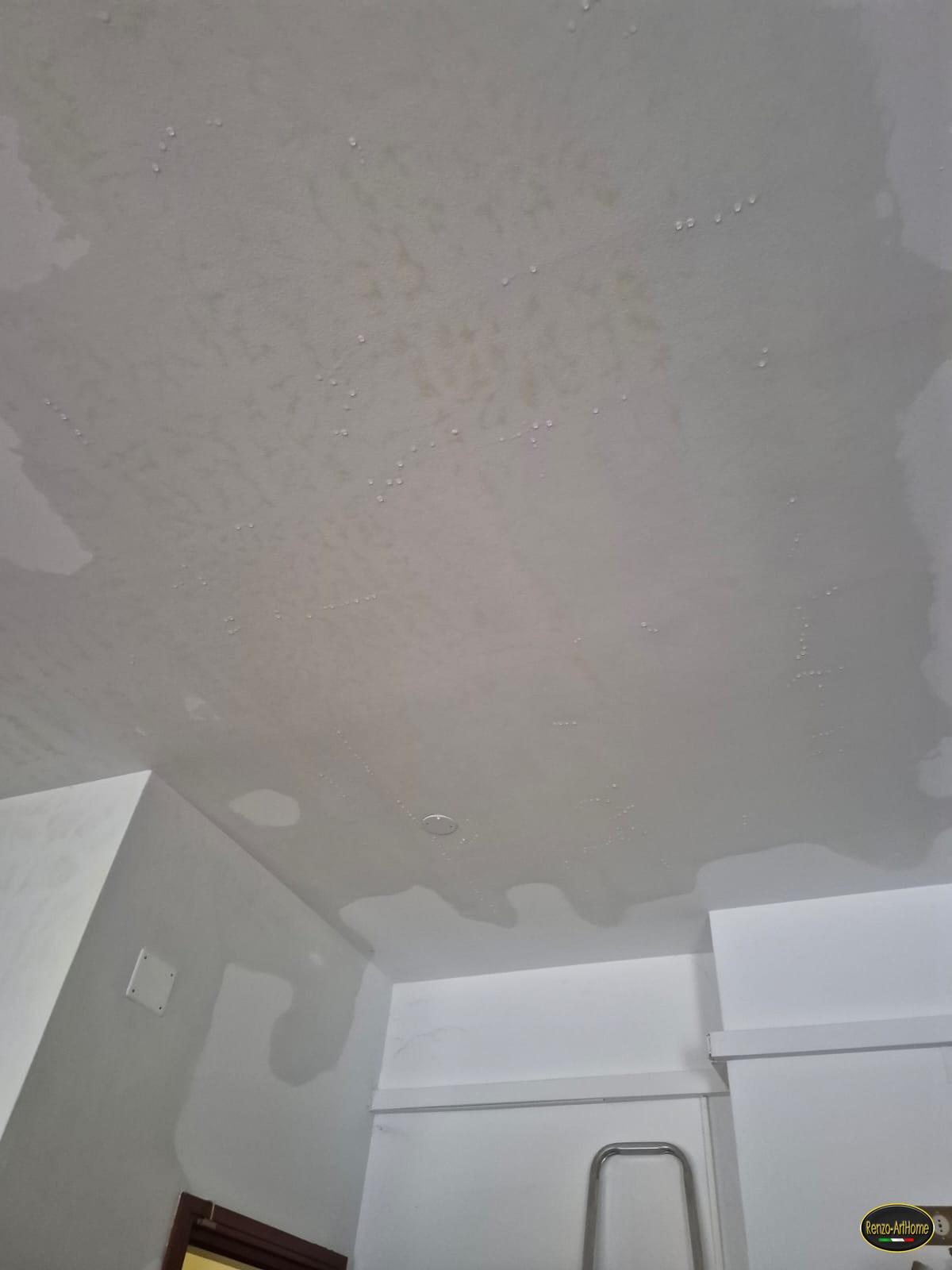 Il soffitto del locale sotto il bagno, bagnato su tutta la campata, con l'acqua raccolta in gocce
